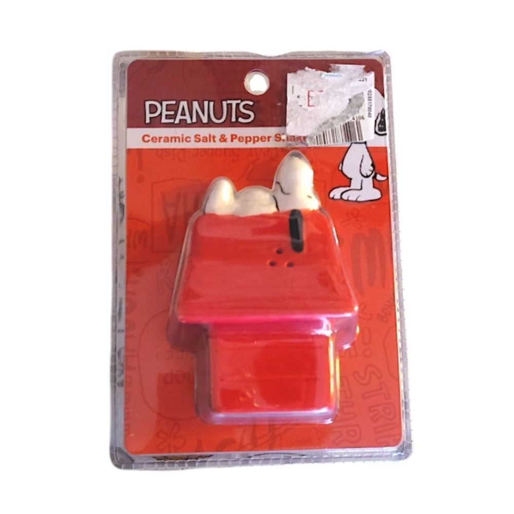 Peanuts Snoopy's Doghouse Ceramic Salt And Pepper Shaker Set NWT